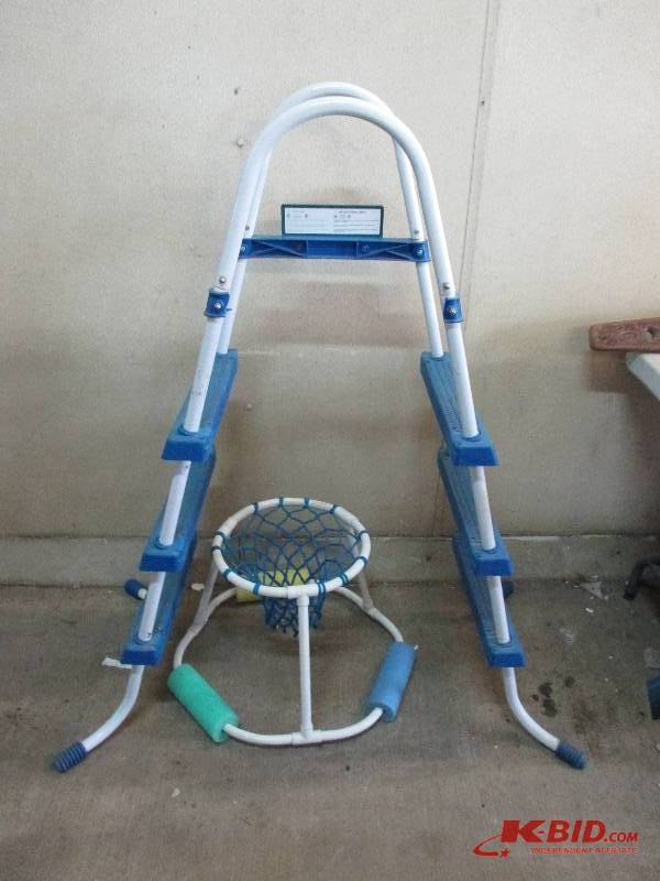 Pool ladder