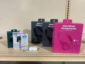 LOT OF 7 Electronics Onn Headphones, Portable Charger, Item Locator