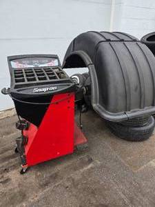 Digital Snap-on EEWB304D Motorized Wheel Balancer with Variable Size Wheel Adapters