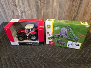 Ertl Red Tractor- Grain Set
