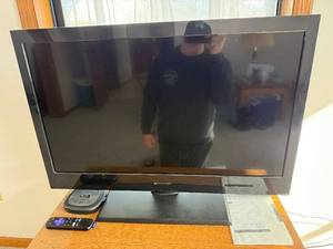 Emerson LC320EM2 32 LCD TV - HDMI, VGA, USB, Remote & Manual