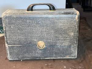 Zenith Long Distance Portable Radio - Vintage With Case