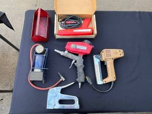 Central Pneumatic Gravity Feed Blast Gun 95793 with Hose & Box