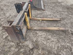 Heavy duty MDS Pallet Fork Set, mounts for JD loader