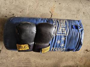 Everlast Boxing Gloves and Heavy Bag Set, 30-Inch Length