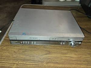 Panasonic SA-HT800V DVDVCR Home Theater Sound System  - Powers On No Other Functions Tested