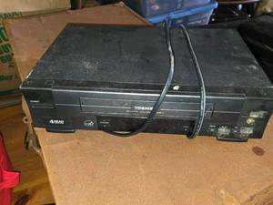 Toshiba W-412 VHS Video Cassette Recorder - Power On No Other Functions Tested