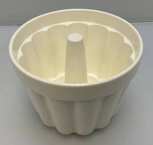 Vintage White Art Pottery Jelly Mold  6 14 x 7 34
