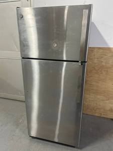 GE 16.6-cu ft Top-Freezer Refrigerator with Ice Maker (Stainless Steel) ENERGY STAR- Model # GIE17GSNRSS MSRP $1,009