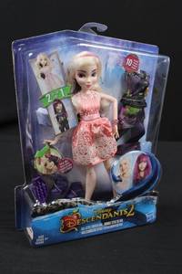 Disney Descendants 2 Isle Style Switch Mal 2-In-1 Doll