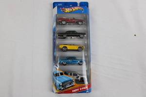 Hot Wheels Chevy 5-Pack - Includes 1955 Chevy, 1963 Impala, 1969 Camaro Convertible, 2007 Silverado, 1970 Chevelle Convertible