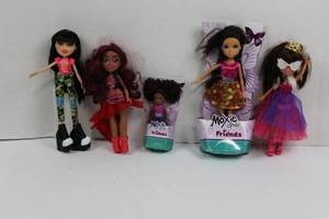 Moxie Girlz, Bratz, and others- 5 Dolls Set