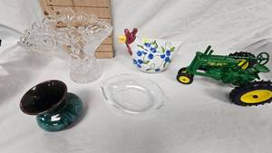 John Deere Model A Tractor Replica, Gass Vase