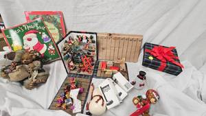 Christmas Dcor and Book Lot