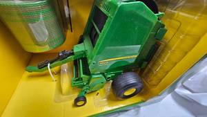John Deere 560R Baler