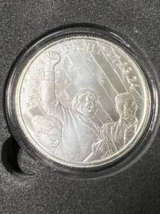 1 TROY OZ .999 FINE SILVER DONALD TRUMP ROUND IN BOX