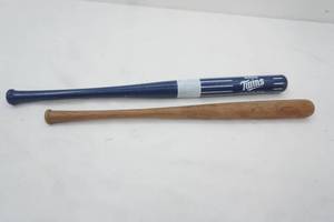 Vintage souvenir mini baseball bats. Minnesota Twins & Louisville Slugger 125