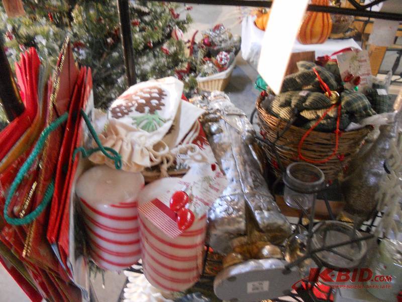 lot 390 image: Holiday Dcor