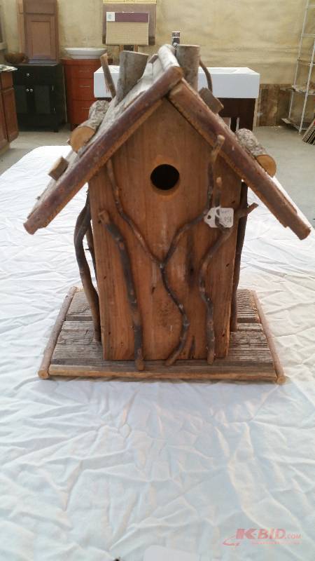 lot 21 image: Log Bird House