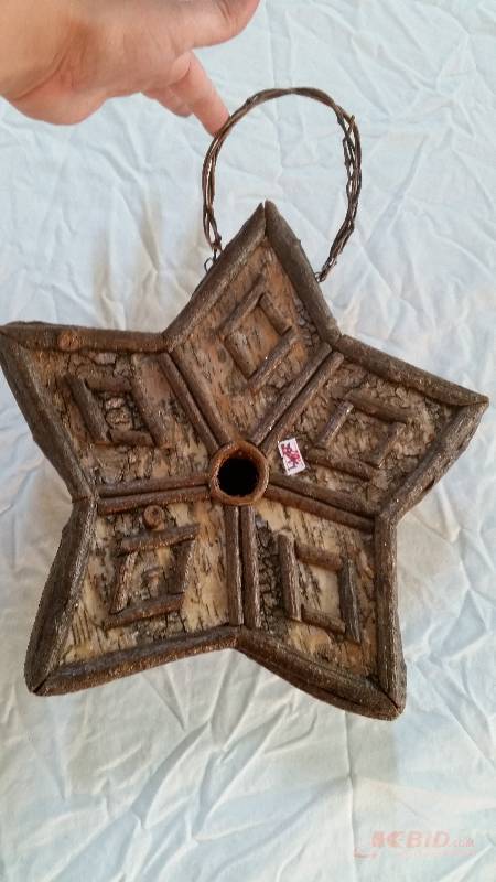 lot 22 image: Log Star Bird House
