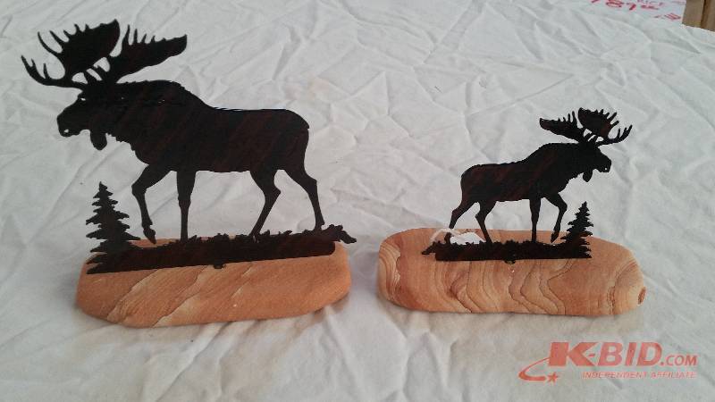 lot 43 image: Moose Table Decor Set