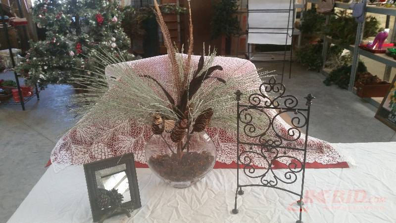 lot 99 image: Pine Cone Home Decor