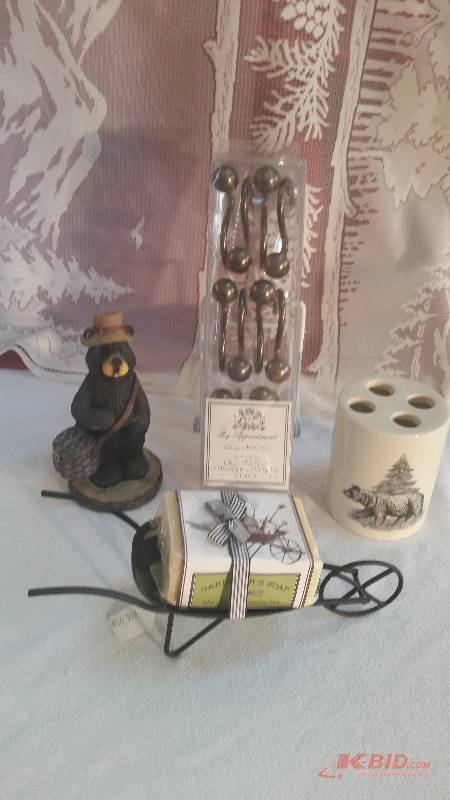 lot 107 image: Grizzly Bathroom Decor