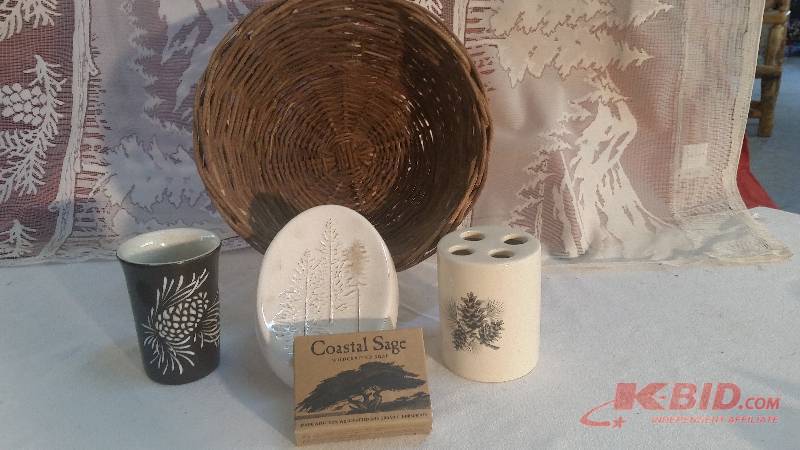 lot 108 image: Decorative Bathroom Set