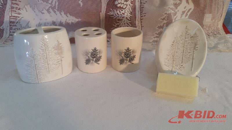 lot 109 image: Decorative Bathroom Sets