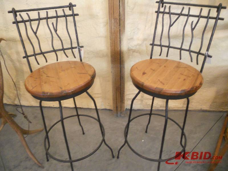 lot 26 image: Bar Stool Set