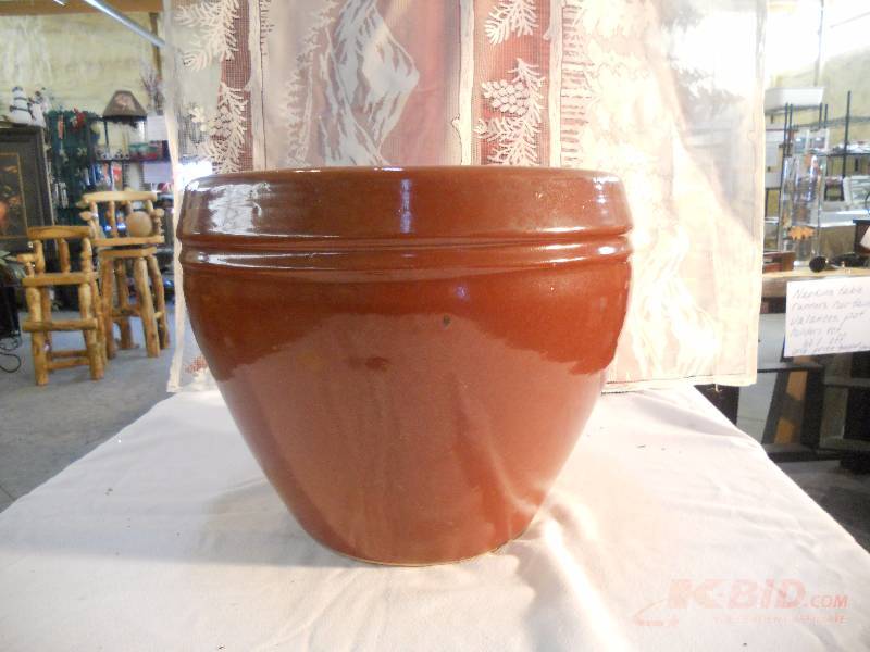 lot 28 image: Rustic Potter