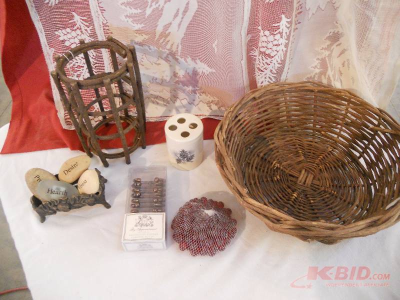 lot 204 image: Decorative Bathroom Set