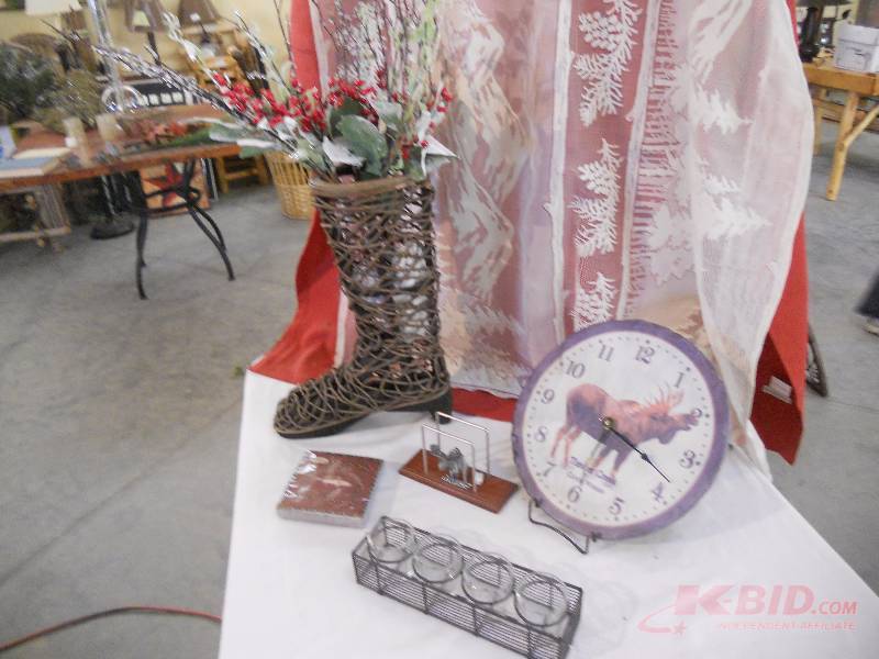 lot 205 image: Assortment of Home Dcor