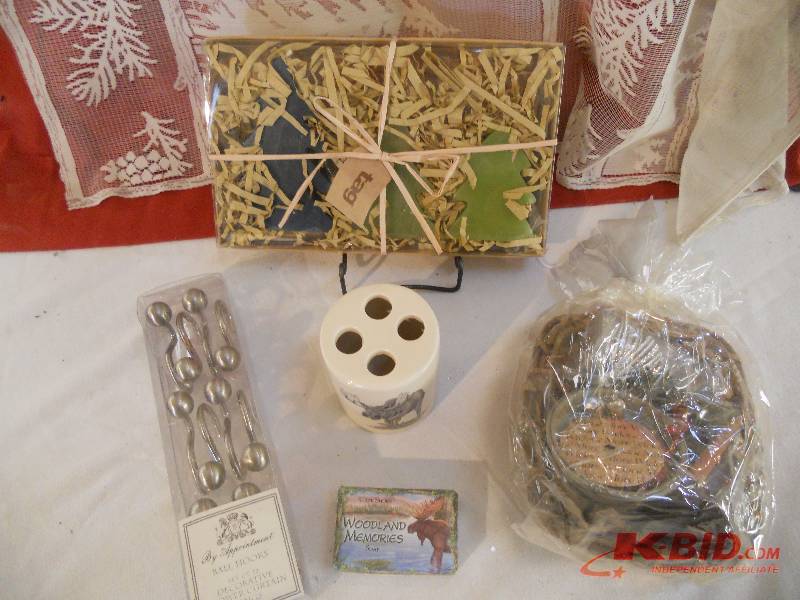 lot 206 image: Decorative Bathroom Set