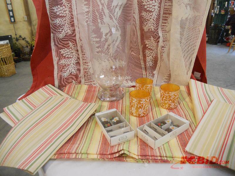 lot 217 image: Dining Dcor