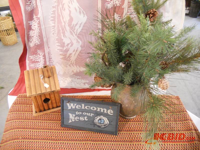 lot 220 image: Home Dcor Set