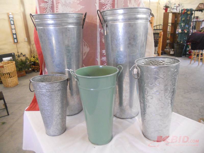 lot 221 image: Outdoor dcor