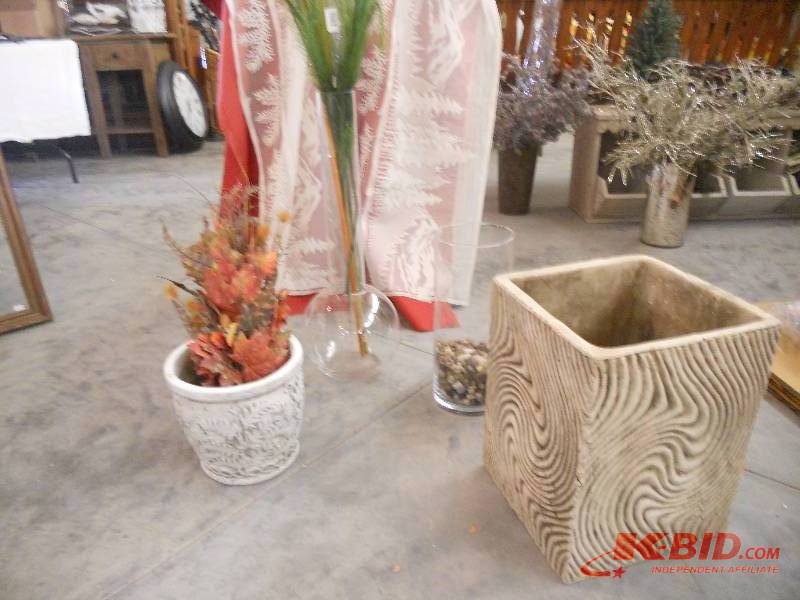 lot 234 image: Planter Set