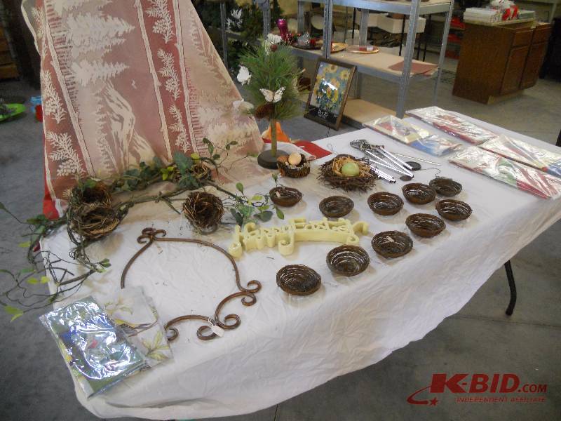 lot 237 image: Indoor Outdoor Foliage Dcor