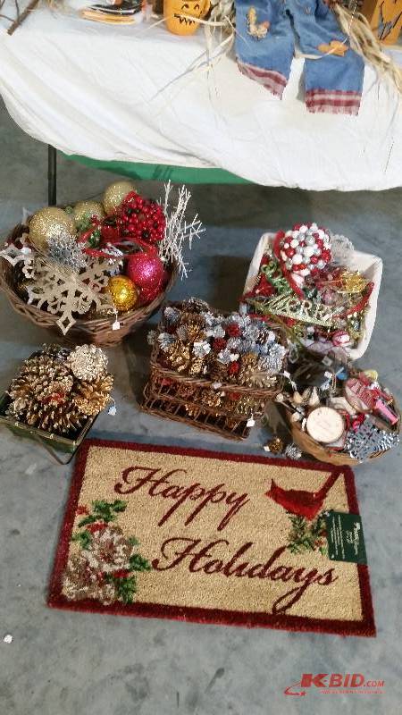 lot 384 image: Christmas tree Bulbs