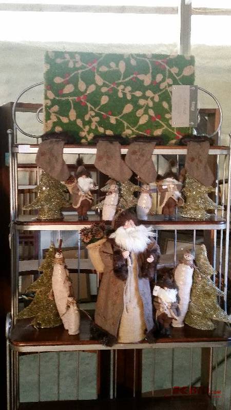 lot 386 image: Santas and Snowmen Dcor