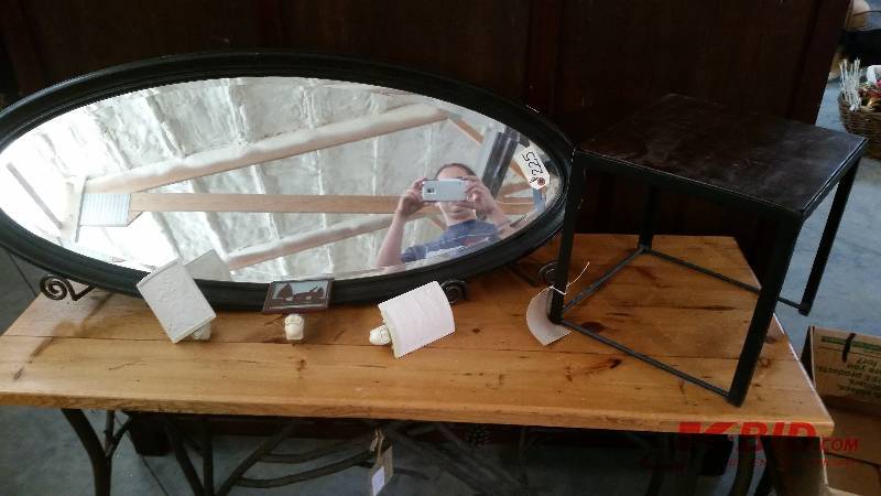 lot 230 image: Bedroom Dcor Set