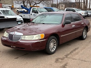 2001 LINCOLN TOWN CAR SIGNATURE *No Accidents Reported* (NO RESERVE)