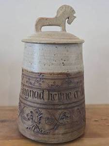 Handmade Stoneware Hugnad heiine er dagley gjestebod Lidded Jar (Signed) (1997) (Norway)
