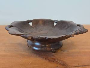 Vintage Hand carved Wood Pedestal Plate Music Box Featuring the Song Wiegenlied V. Mozart  Wiegenlied V. Brahms (Switzerland) 12 x 10 x 3 14