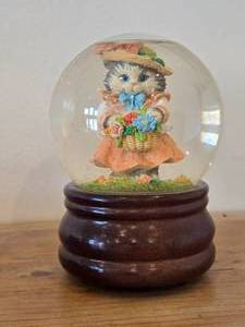 Water Globe Music Box - Cat in Dress with Flowers (Taiwan)