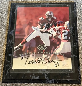 Terrell Owens Autographed 1997 Leaf Authentic Signatures In Plaque Football Card
