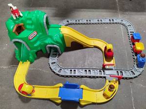 Little Tykes Vintage Peak Road and Rail Set