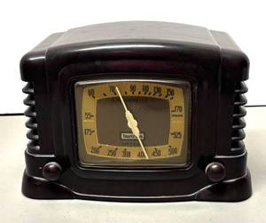 RR - Truetone Bakelite Tabletop Radio with Stratoscope Model D-2610
