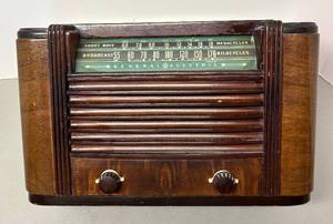 RR - General Electric Vintage Tabletop Radio